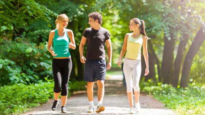 Gruppo di persone che vogliono camminare tutti i giorni Gruppo di persone che vogliono camminare tutti i giorni